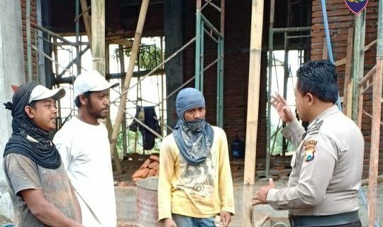 Sambang Warga Bhabin Desa Sidomulyo Polsek Batu Kota Tingkatkan Kamling