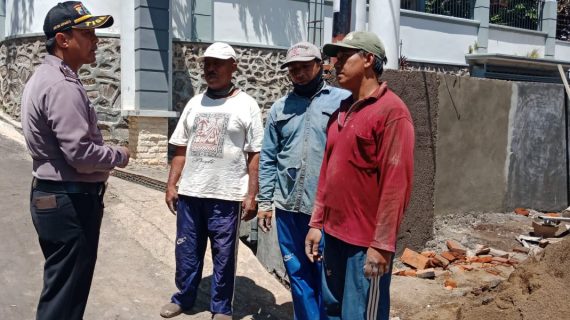 Bhabinkamtibmas Kelurahan Temas Polsek Batu Mendatangi Pekerja Bangunan  Sampaikan Pesan Kamtibmas