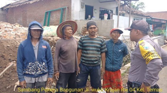 Sambang Pekerja Bangunan Oleh Anggota Bhabinkamtibmas Kelurahan Temas Polsek Batu Kota Polres Batu Guna Sampaikan Pesan Kamtibmas