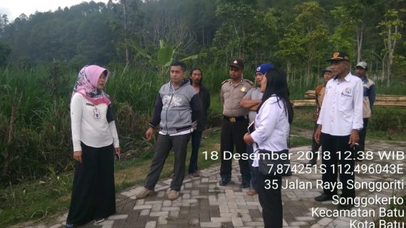 Sambangi Proyek Paving Jalan Pertanian Oleh Anggota Bhabinkamtibmas Kelurahan Songgokerto Polsek Batu Polres Batu