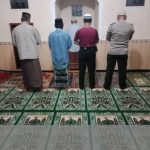 Menjalin Silaturahmi dengan Masyarakat, Anggota Polsek Ngantang Melaksanakan Giat Memakmurkn Masjid dengan Sholat Isya’ Berjamaah