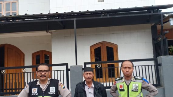 Tingkatkan Keamanan Tempat Ibadah, Polsek Pujon Polres Batu Laksanakan Pengamanan Lokasi