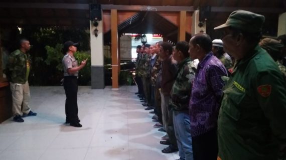 Anggota Bhabin Desa Pendem Polsek Junrejo Polres Batu Bersama 3 Pilar Hadiri Konsolidasi dan Pembekalan Kepada Linmas.