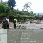 anggota Bhabinkamtibmas Gunungsari Bersama BPBD,Polsek Bumiaji Polres Batu laksanakan kegiatan tiga pilar , pantau DAS