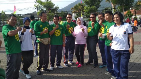 Anggota Polres Batu meriahkan peringatan hari Anti Korupsi dengan melaksanakan olahraga bersama dengan Pemkot Batu