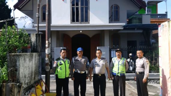Anggota Polsek Pujon Polres Batu Laksanakan Pengamanan Tempat Ibadah