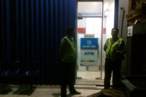 personil Polsek Ngantang Polres Batu Giatkan Patroli Malam Jaga Kamtibmas di kawasan perbankan