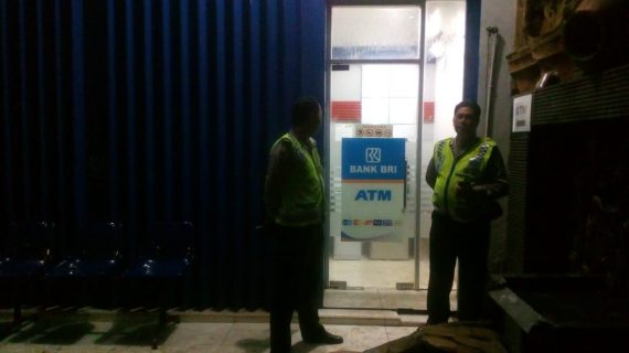 personil Polsek Ngantang Polres Batu Giatkan Patroli Malam Jaga Kamtibmas di kawasan perbankan
