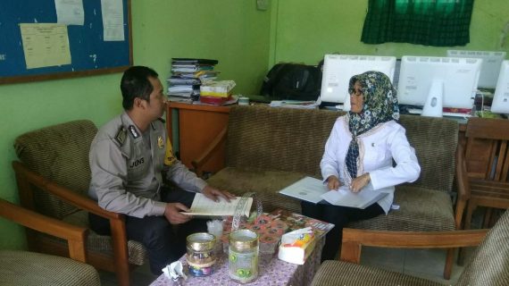 Berikan Himbauan Kamtibmas, Bhabin Polsek Batu Kota Polres Batu Kunjungi SDN Songgokerto 02 Batu