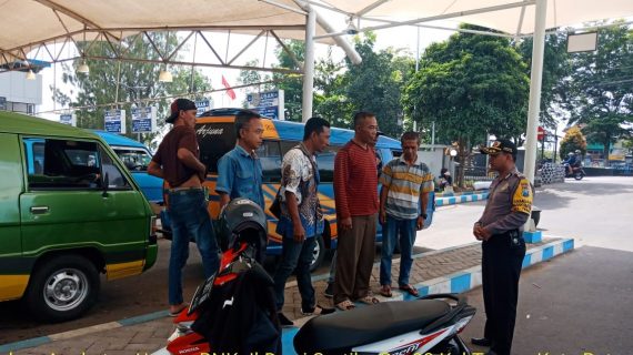 Bersama Babinsa Anggota Bhabin Kelurahan Temas Polres Batu  Mediasi Pemasalahan Angkutan Umum Dengan Jatim Park II