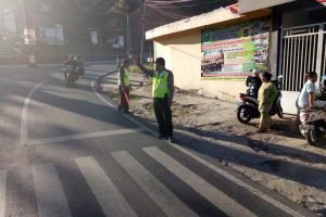 Anggota Polsek Batu Polres Batu Bantu Kelancaran Arus Lalin
