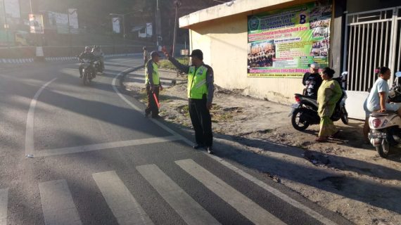 Anggota Polsek Batu Polres Batu Bantu Kelancaran Arus Lalin