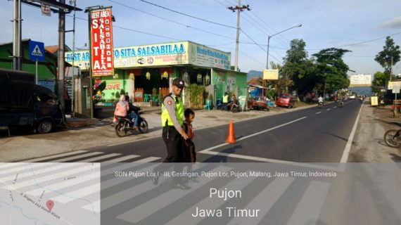 Anggota Polsek Pujon Polres Batu Bantu Kelancaran Arus Lalin