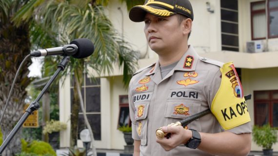 Tingkatkan Kinerja Anggota, Kapolres Batu Pimpin Apel Lengkap