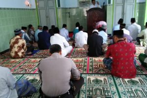 Anggota Polsek Junrejo Polres Batu Shalat Bersama Warga