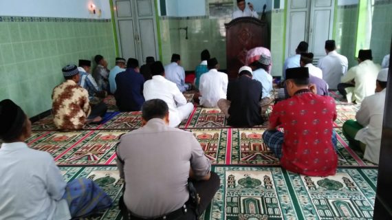 Anggota Polsek Junrejo Polres Batu Shalat Bersama Warga