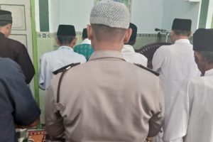 Anggota Polsek Batu Polres Batu Shalat Bersama Warga