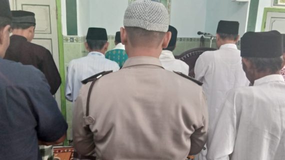 Anggota Polsek Batu Polres Batu Shalat Bersama Warga