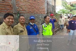 Bhabinkamtibmas Kel. Ngaglik Polsek Batu Kota Polres Batu Kerja Bakti Pembersihan Rumah Ambruk Warga Lesti Kel. Ngaglik