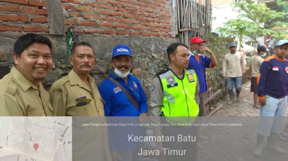 Bhabinkamtibmas Kel. Ngaglik Polsek Batu Kota Polres Batu Kerja Bakti Pembersihan Rumah Ambruk Warga Lesti Kel. Ngaglik