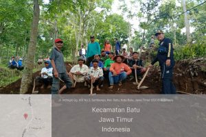 Bhabinkamtibmas Desa Sumberejo Polsek Batu Polres Batu Bersama 3 Pilar Kerja Bakti