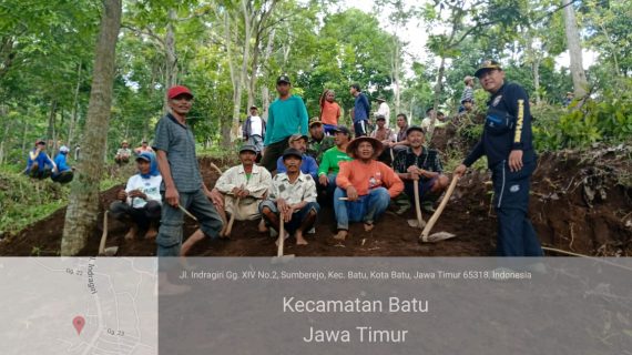 Bhabinkamtibmas Desa Sumberejo Polsek Batu Polres Batu Bersama 3 Pilar Kerja Bakti
