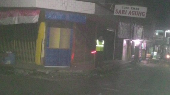 anggota Polsek Batu Polres Batu Giatkan Patroli Malam Jaga Kamtibmas