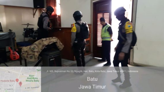 Polres Batu sterilisasi gereja sebelum pelaksanaan missa rutin Minggu pagi