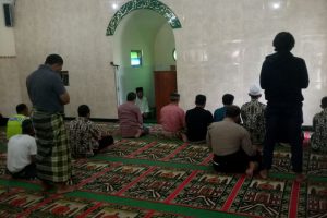 Anggota Polsek Pujon Polres Batu Shalat Bersama Warga