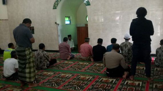 Anggota Polsek Pujon Polres Batu Shalat Bersama Warga