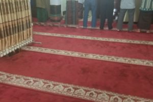 Anggota Polsek Bumiaji Polres Batu Shalat Bersama Warga