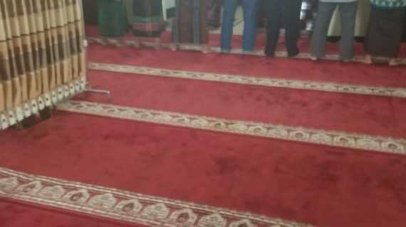 Anggota Polsek Bumiaji Polres Batu Shalat Bersama Warga