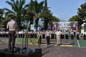 Lepas Anggota Purna Tugas, Polres Batu Gelar Upacara Tradisi Pedang Pora