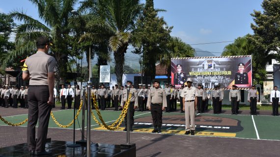Lepas Anggota Purna Tugas, Polres Batu Gelar Upacara Tradisi Pedang Pora