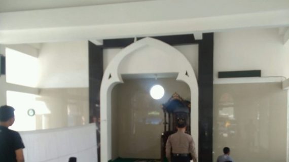 Perlancar Mitra Kerja di Masyarakat Binaannya, Polsek Batu Polres Batu Shalat Bersama