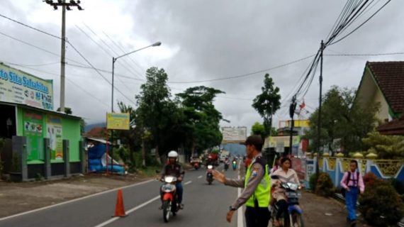 Perlancar Mitra Kerja di Masyarakat Binaannya, Polsek Kasembon Polres Batu Poros Pagi Bantu Kelancaran Arus Lalin