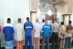 Tingkatkan Harkamtibmas Wilayahnya, Polsek Bumiaji Polres Batu Shalat Bersama Warga