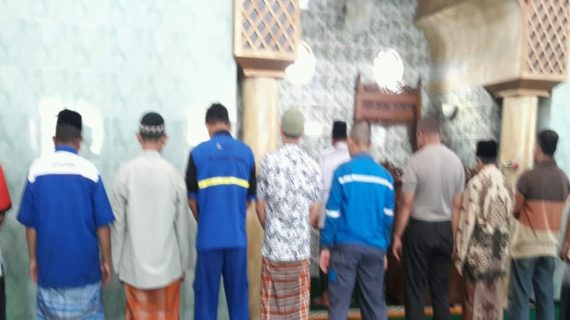 Perlancar Mitra Kerja di Masyarakat Binaannya, Polsek Bumiaji Polres Batu Shalat Bersama