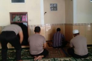 Perlancar Mitra Kerja di Masyarakat Binaannya, Polsek Batu Polres Batu Shalat Bersama Warga Binannya