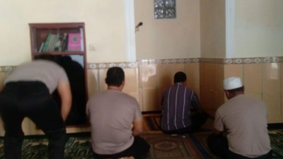 Tingkatkan Harkamtibmas Polsek Batu Polres Batu Shalat Bersama Warga Binannya