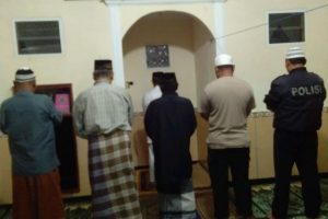 Perlancar Mitra Kerja di Masyarakat Binaannya, Polsek Bumiaji Polres Batu Shalat Bersama Warga Binannya