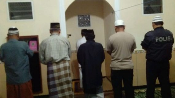 Tingkatkan Harkamtibmas Polsek Bumiaji Polres Batu Shalat Bersama Warga Binannya