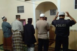 Perlancar Mitra Kerja di Masyarakat Binaannya, Polsek Kasembon Polres Batu Shalat Bersama Warga di Desanya