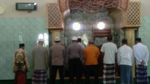Perlancar Mitra Kerja di Masyarakat Binaannya, Polsek Bumiaji Polres Batu Shalat Bersama