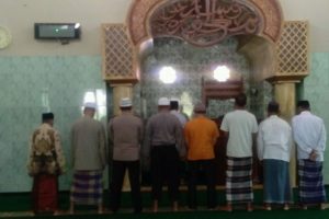 Tingkatkan Harkamtibmas Polsek Bumiaji Polres Batu Shalat Bersama Warga Binannya