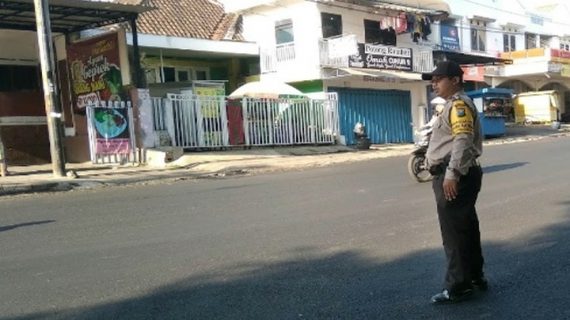 Giat Pelayanan Pagi, Polsek Junrejo Polres Batu Poros Pagi Bantu Kelancaran Arus Lalin di Wilayahnya