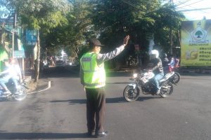 Giat Pelayanan Pagi, Polsek Pujon Polres Batu Poros Pagi Bantu Kelancaran Arus Lalin di Wilayahnya