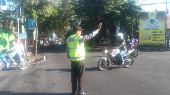 Perlancar Mitra Kerja di Masyarakat Binaannya, Polsek Batu Polres Batu Poros Pagi Bantu Kelancaran Arus Lalin
