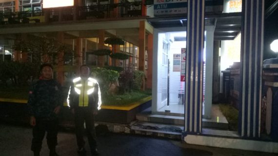 Anggota Polsek Pujon Polres Batu Patroli Perkampungan Wilayah Binaanya Untuk Menjaga Wilayah Aman Dan Nyaman