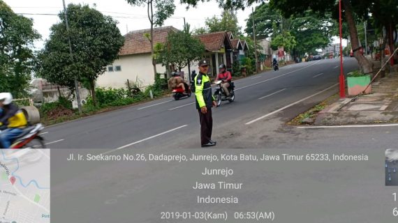 Giat Pelayanan Pagi Berikan Pelayanan Prima, Polsek Junrejo Polres Batu Poros Pagi Bantu Kelancaran Arus Lalin
